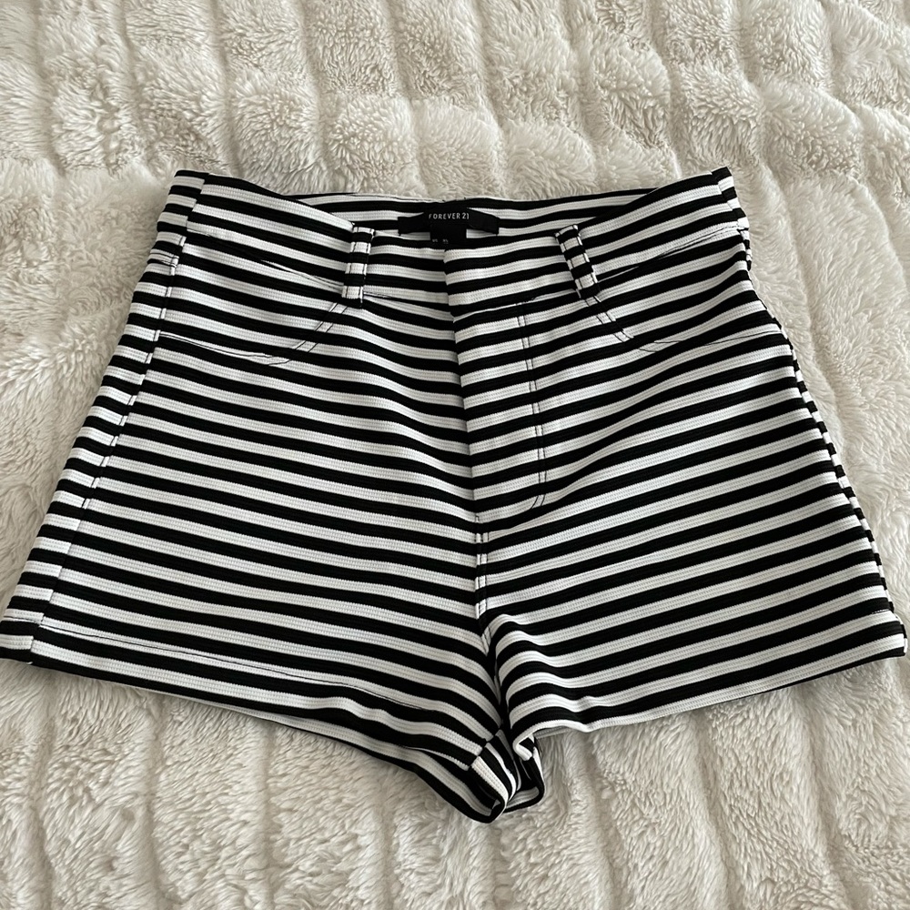 Forever 21 Black and white XS short